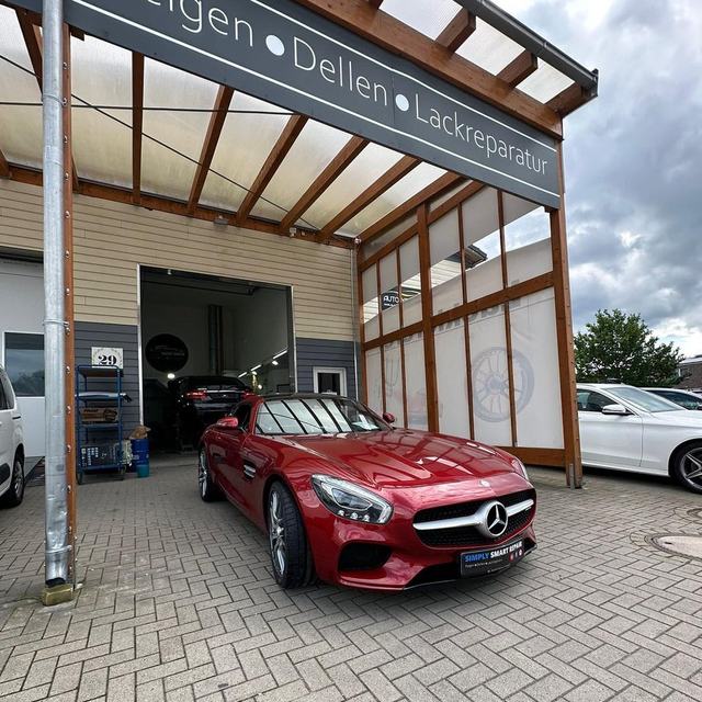 Roter Mercedes-AMG GT vor der Werkstatt