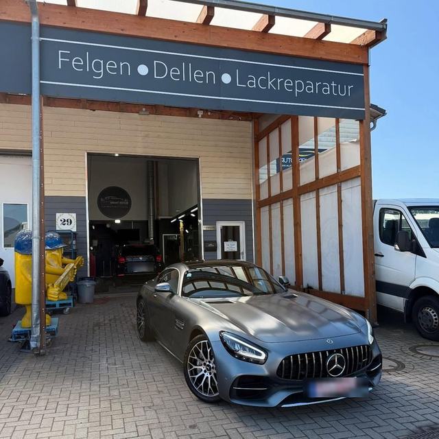 Mercedes-Kotflügel nach der Dellenentfernung