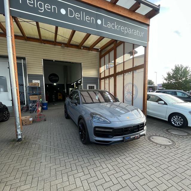Porsche Cayenne vor der Werkstatt in Appen