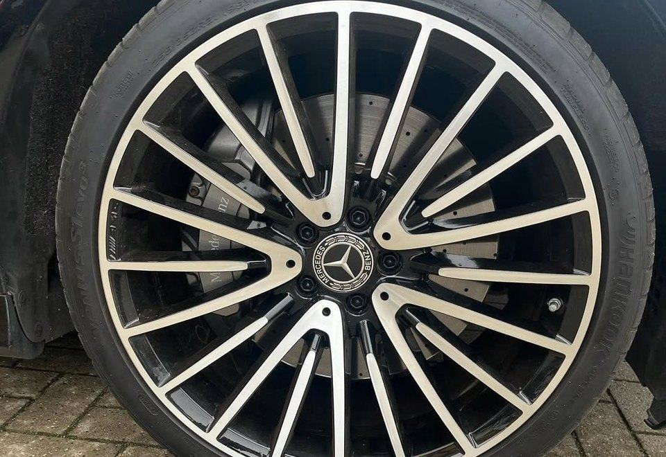 Glanzgedrehte Mercedes-Felge nach der CNC-Felgenreparatur