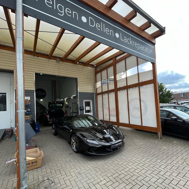 Ferrari F8 vor der Werkstatt von Simply Smart Repair