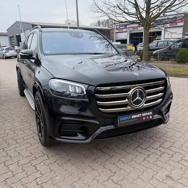 Mercedes GLS vor der Werkstatt in Appen