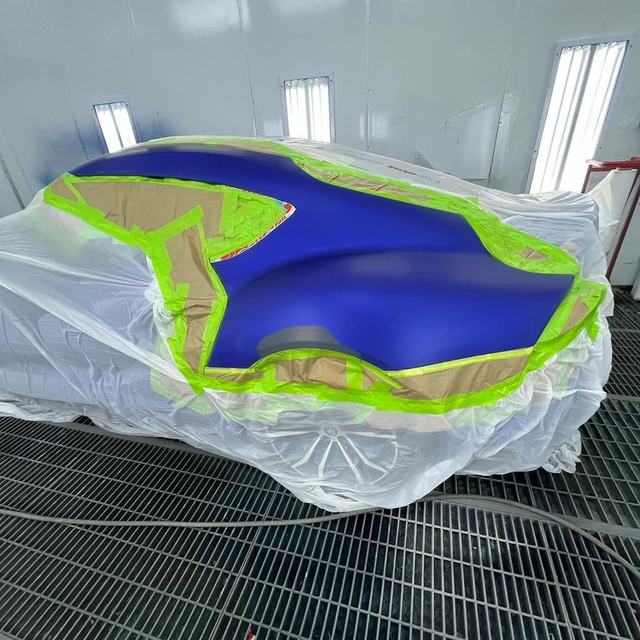 Frisch lackierte Motorhaube in leuchtendem Blau
