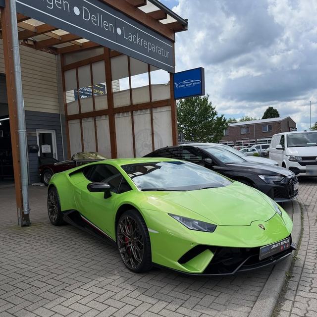 Lamborghini Huracán Performante vor der Werkstatt