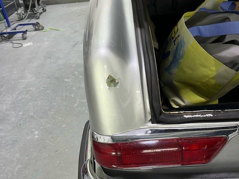Lackschaden am Mercedes-Heck vor der Reparatur