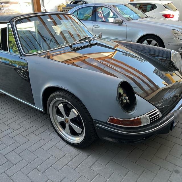 Klassischer Porsche 911 Targa in der Lackvorbereitung