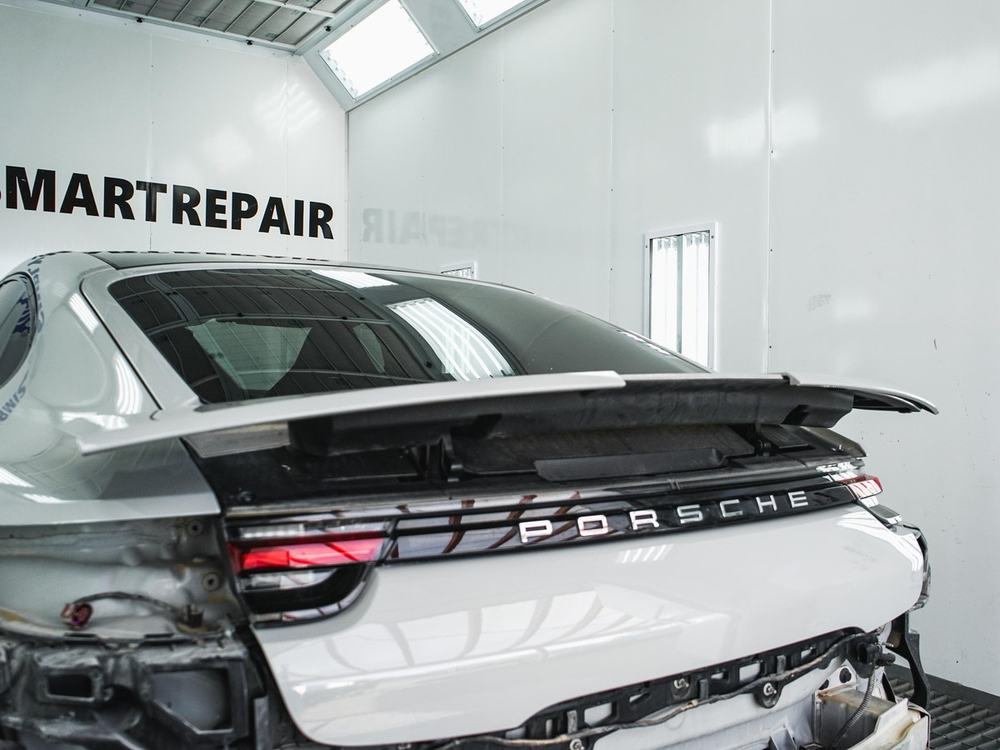 Porsche im Heckbereich vorbereitet in der eigenen Lackierkabine