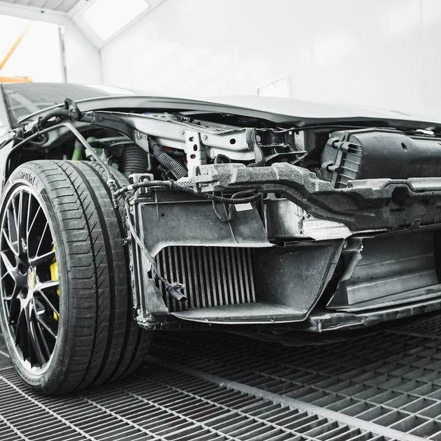 Zerlegter Porsche bei der Unfallinstandsetzung