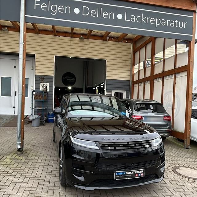 Schwarzer BMW XM nach der Lackaufbereitung