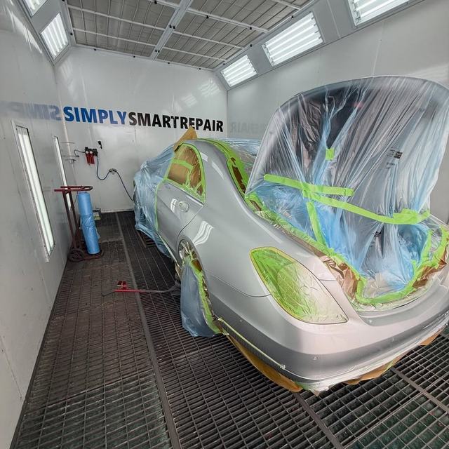 Mercedes S-Klasse in der Lackierkabine vorbereitet