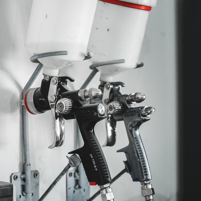 Lackierpistolen in der Werkstatt von Simply Smart Repair