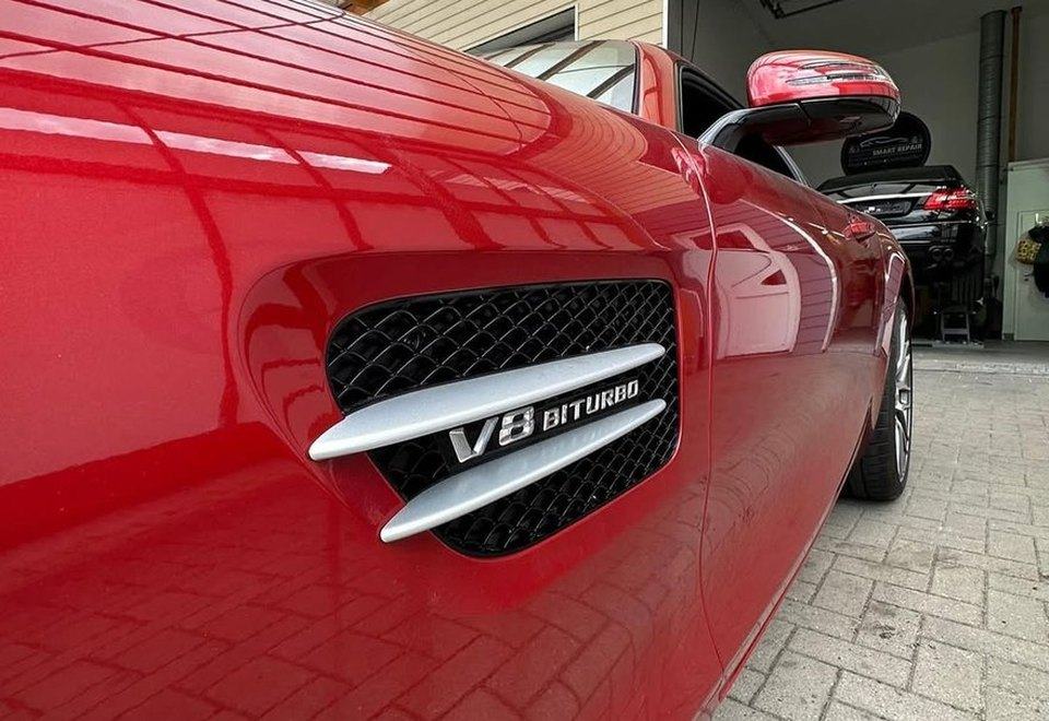 Roter Lamborghini Urus vor der Werkstatt von Simply Smart Repair in Appen